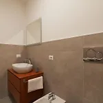 Bilocale Moderno In Zona Tranquilla, Parcheggio Gratuito Con Caffe E Altri Servizi Inclusi Non E , Ma Un Con Cucina *
