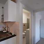 公寓 Bilocale Moderno In Zona Tranquilla, Parcheggio Gratuito Con Caffe E Altri Servizi Inclusi Non E , Ma Un Con Cucina