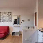 Bilocale Moderno In Zona Tranquilla, Parcheggio Gratuito Con Caffe E Altri Servizi Inclusi Non E , Ma Un Con Cucina