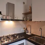 公寓 Bilocale Moderno In Zona Tranquilla, Parcheggio Gratuito Con Caffe E Altri Servizi Inclusi Non E , Ma Un Con Cucina *