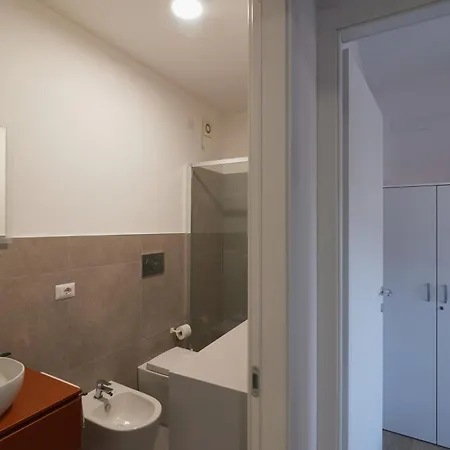 公寓 Bilocale Moderno In Zona Tranquilla, Parcheggio Gratuito Con Caffe E Altri Servizi Inclusi Non E , Ma Un Con Cucina *