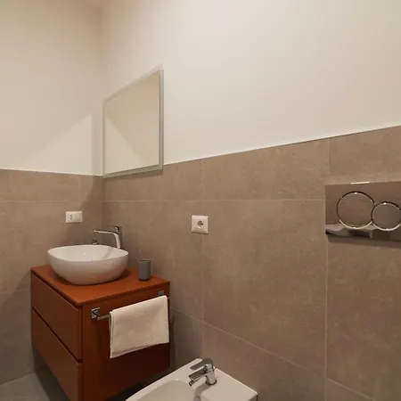 Bilocale Moderno In Zona Tranquilla, Parcheggio Gratuito *