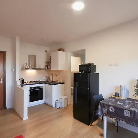 Bilocale Moderno In Zona Tranquilla, Parcheggio Gratuito Appartamento