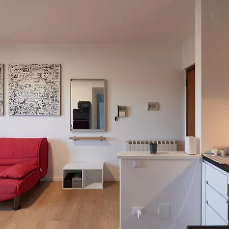 Bilocale Moderno In Zona Tranquilla, Parcheggio Gratuito