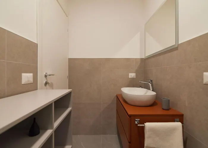 Bilocale Moderno In Zona Tranquilla, Parcheggio Gratuito Con Caffe E Altri Servizi Inclusi Non E , Ma Un Con Cucina