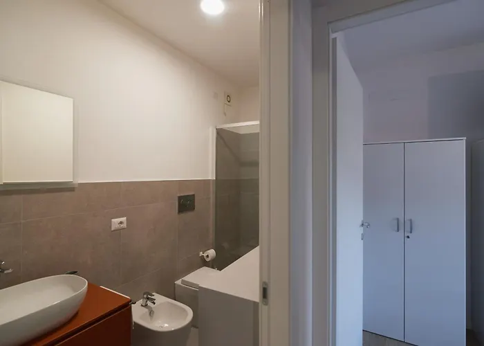 アパート Bilocale Moderno In Zona Tranquilla, Parcheggio Gratuito Con Caffe E Altri Servizi Inclusi Non E , Ma Un Con Cucina *