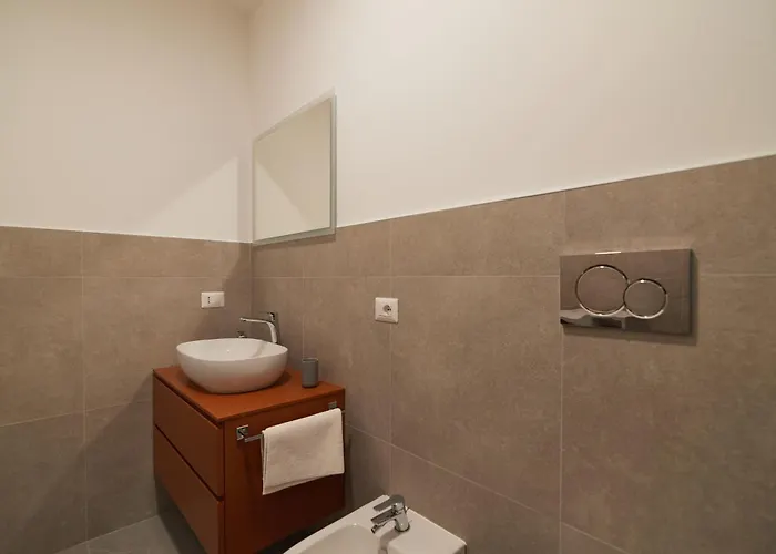 Bilocale Moderno In Zona Tranquilla, Parcheggio Gratuito Con Caffe E Altri Servizi Inclusi Non E , Ma Un Con Cucina *