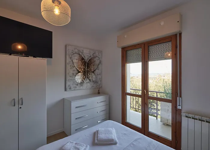 Bilocale Moderno In Zona Tranquilla, Parcheggio Gratuito Con Caffe E Altri Servizi Inclusi Non E , Ma Un Con Cucina