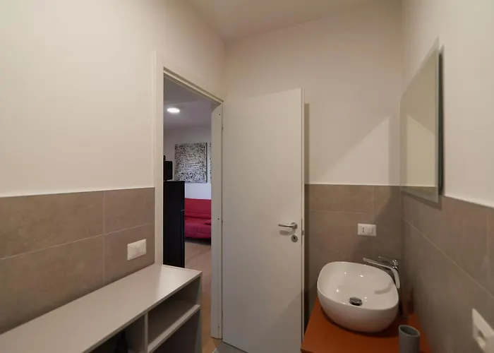 Bilocale Moderno In Zona Tranquilla, Parcheggio Gratuito Con Caffe E Altri Servizi Inclusi Non E , Ma Un Con Cucina アパート