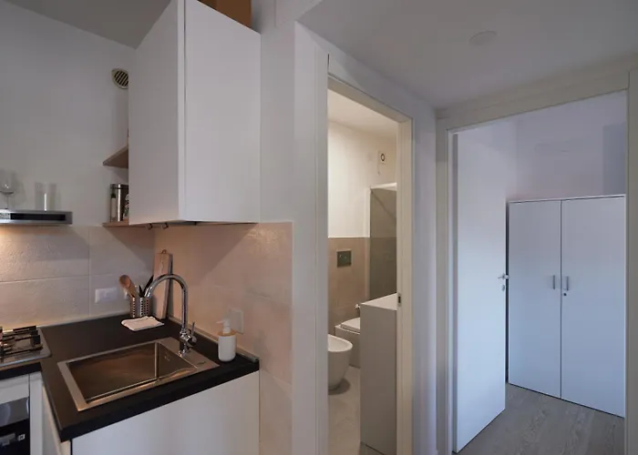 アパート Bilocale Moderno In Zona Tranquilla, Parcheggio Gratuito Con Caffe E Altri Servizi Inclusi Non E , Ma Un Con Cucina