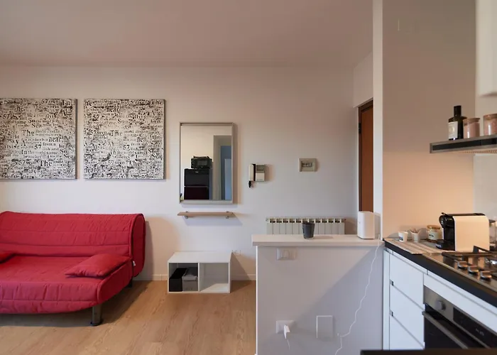 Bilocale Moderno In Zona Tranquilla, Parcheggio Gratuito Con Caffe E Altri Servizi Inclusi Non E , Ma Un Con Cucina