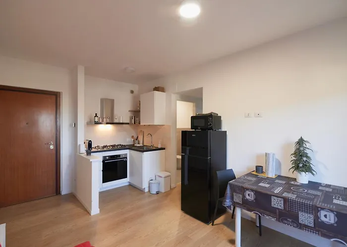 Bilocale Moderno In Zona Tranquilla, Parcheggio Gratuito Con Caffe E Altri Servizi Inclusi Non E , Ma Un Con Cucina アパート