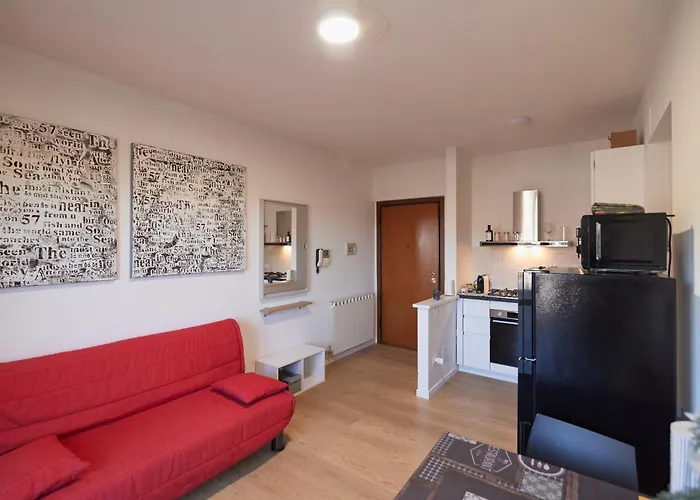 Bilocale Moderno In Zona Tranquilla, Parcheggio Gratuito Con Caffe E Altri Servizi Inclusi Non E , Ma Un Con Cucina *