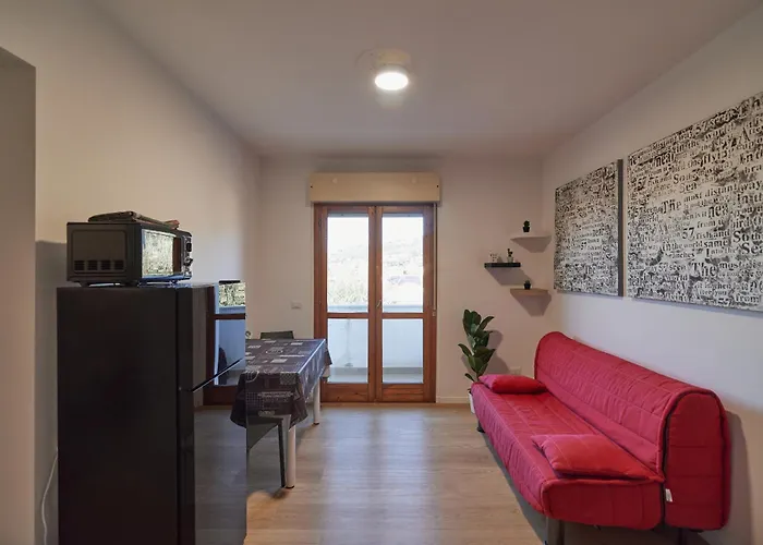 Bilocale Moderno In Zona Tranquilla, Parcheggio Gratuito Con Caffe E Altri Servizi Inclusi Non E , Ma Un Con Cucina